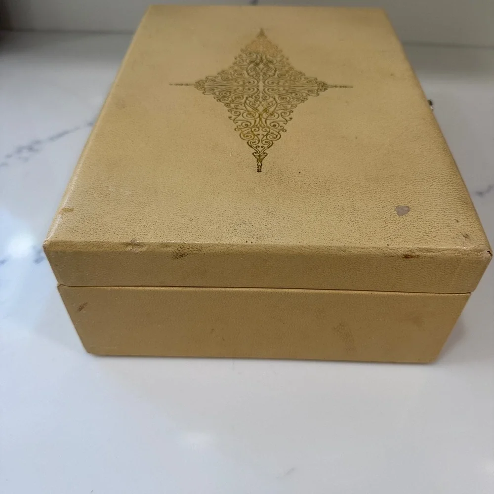 Vintage Lady Buxton Jewelry Box Cream‎ Faux Leather Gold Filigree Blue Velvet